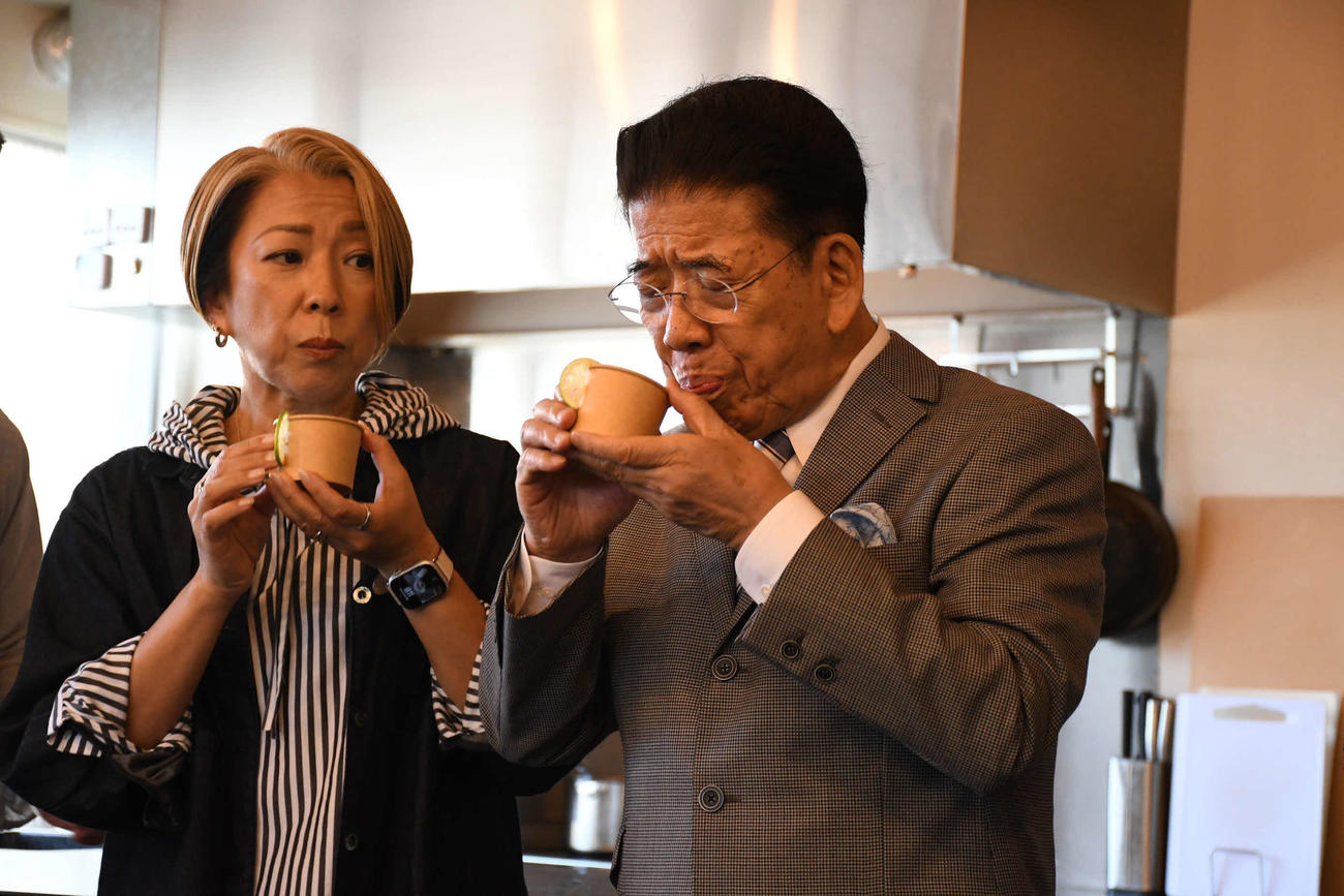 「西川家のだし」の味を楽しむ西川きよし（右）と西川かの子（撮影・阪口孝志）