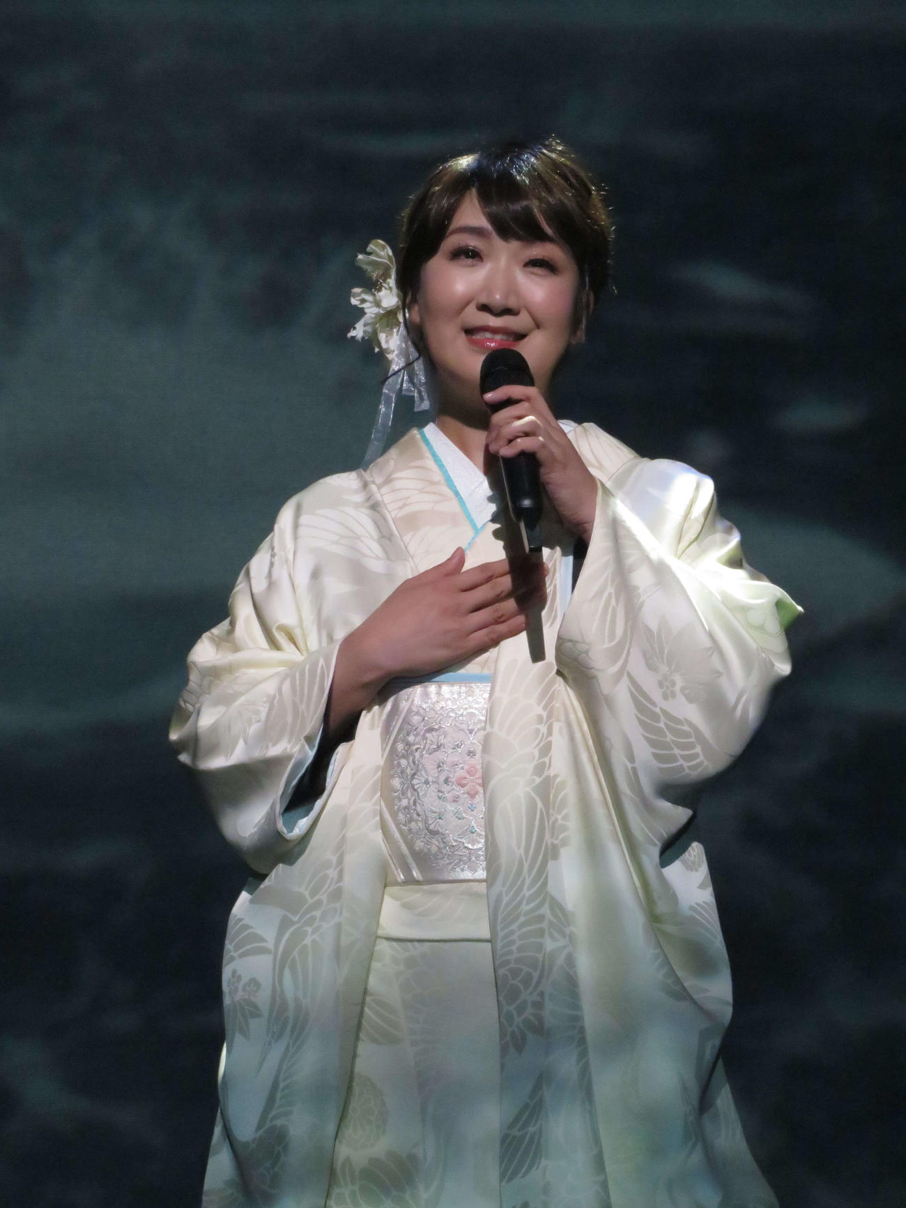 「市川由紀乃リサイタル2025『新章』」で「雪恋華」を歌う市川由紀乃（撮影・村上幸将）