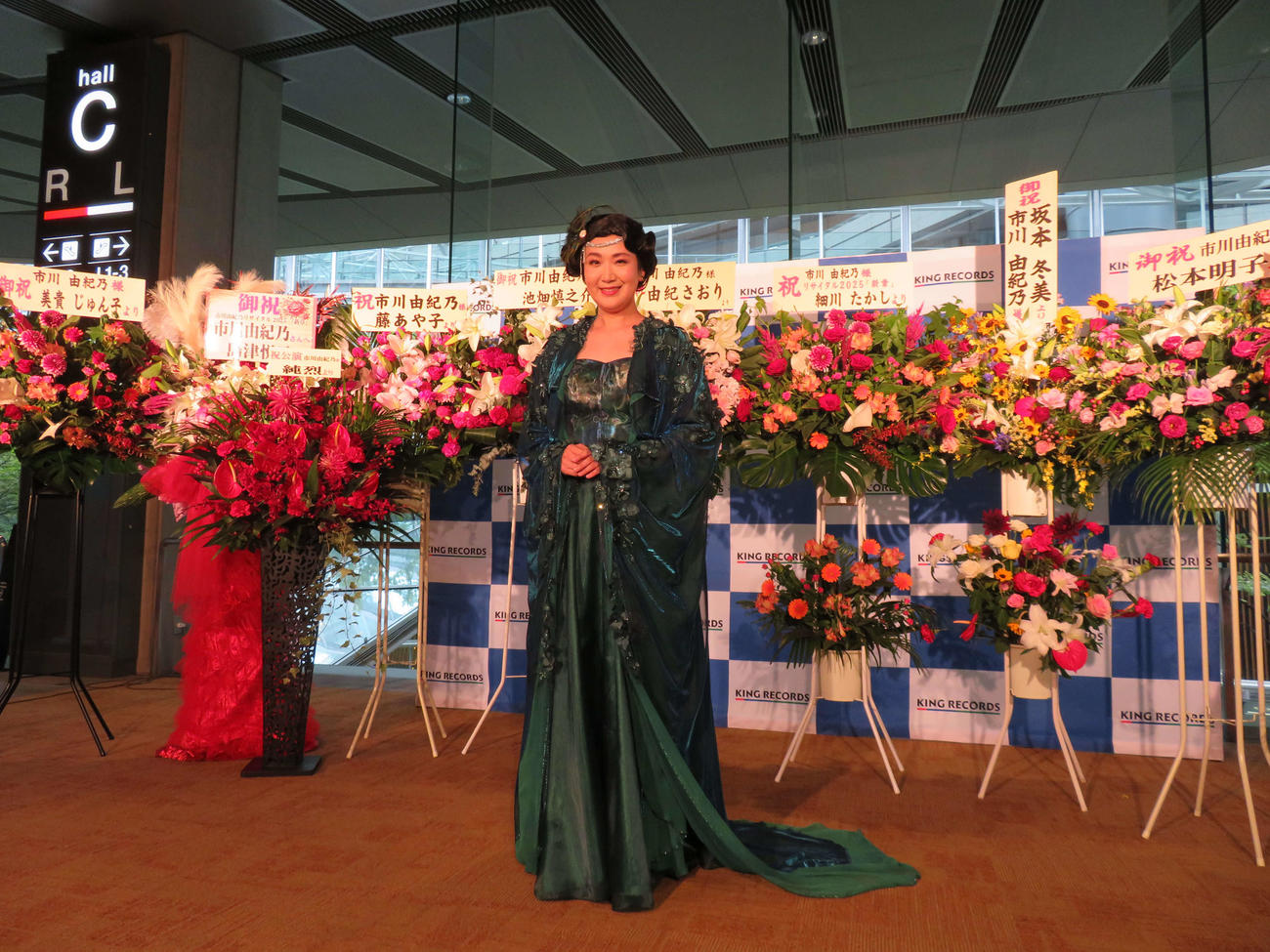 「市川由紀乃リサイタル2025『新章』」公演前に囲み取材に応じる市川由紀乃（撮影・村上幸将）