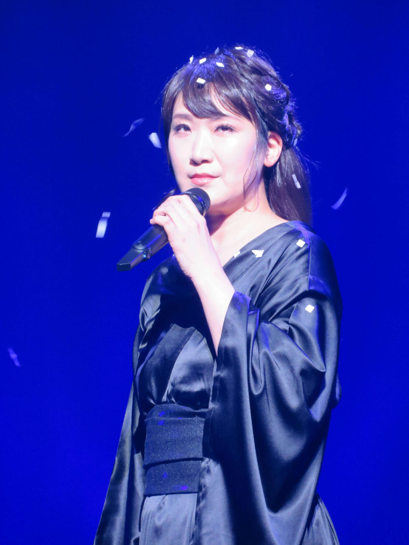 「市川由紀乃リサイタル2025『新章』」で「雪恋華」を歌う市川由紀乃（撮影・村上幸将）