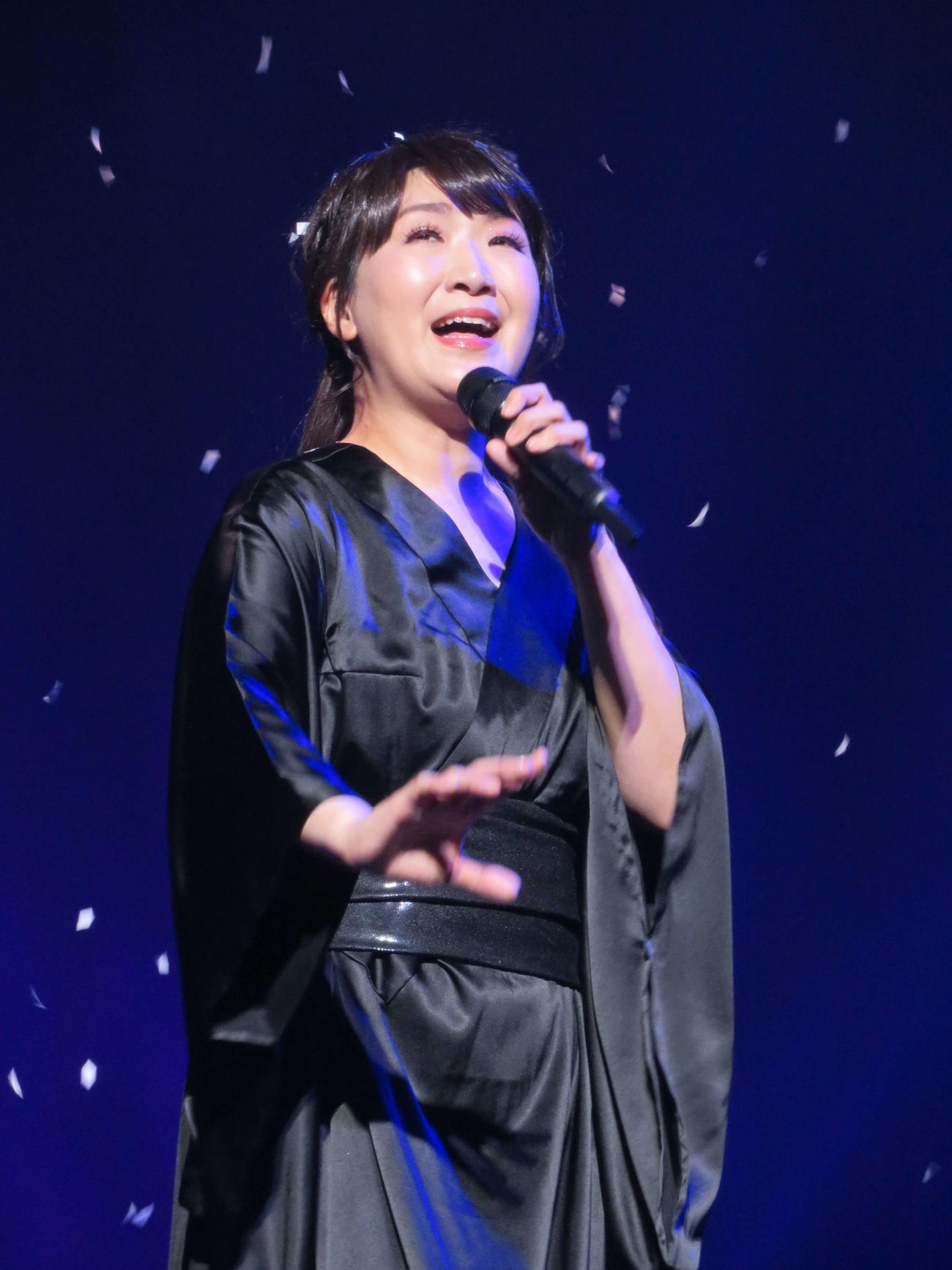 「市川由紀乃リサイタル2025『新章』」で「雪恋華」を歌う市川由紀乃（撮影・村上幸将）