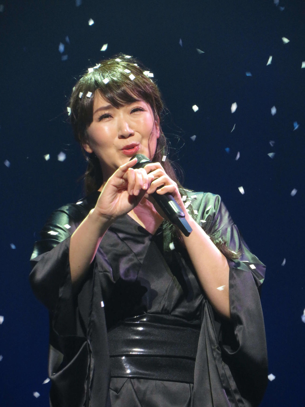「市川由紀乃リサイタル2025『新章』」で「雪恋華」を歌う市川由紀乃（撮影・村上幸将）
