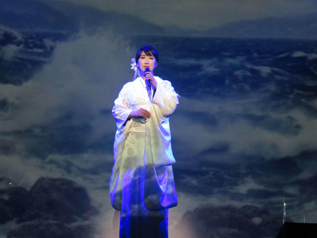 「市川由紀乃リサイタル2025『新章』」で「雪恋華」を歌う市川由紀乃（撮影・村上幸将）