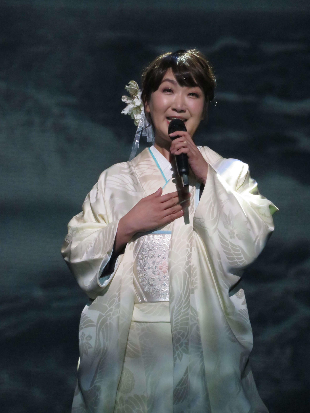 「市川由紀乃リサイタル2025『新章』」で「雪恋華」を歌う市川由紀乃（撮影・村上幸将）