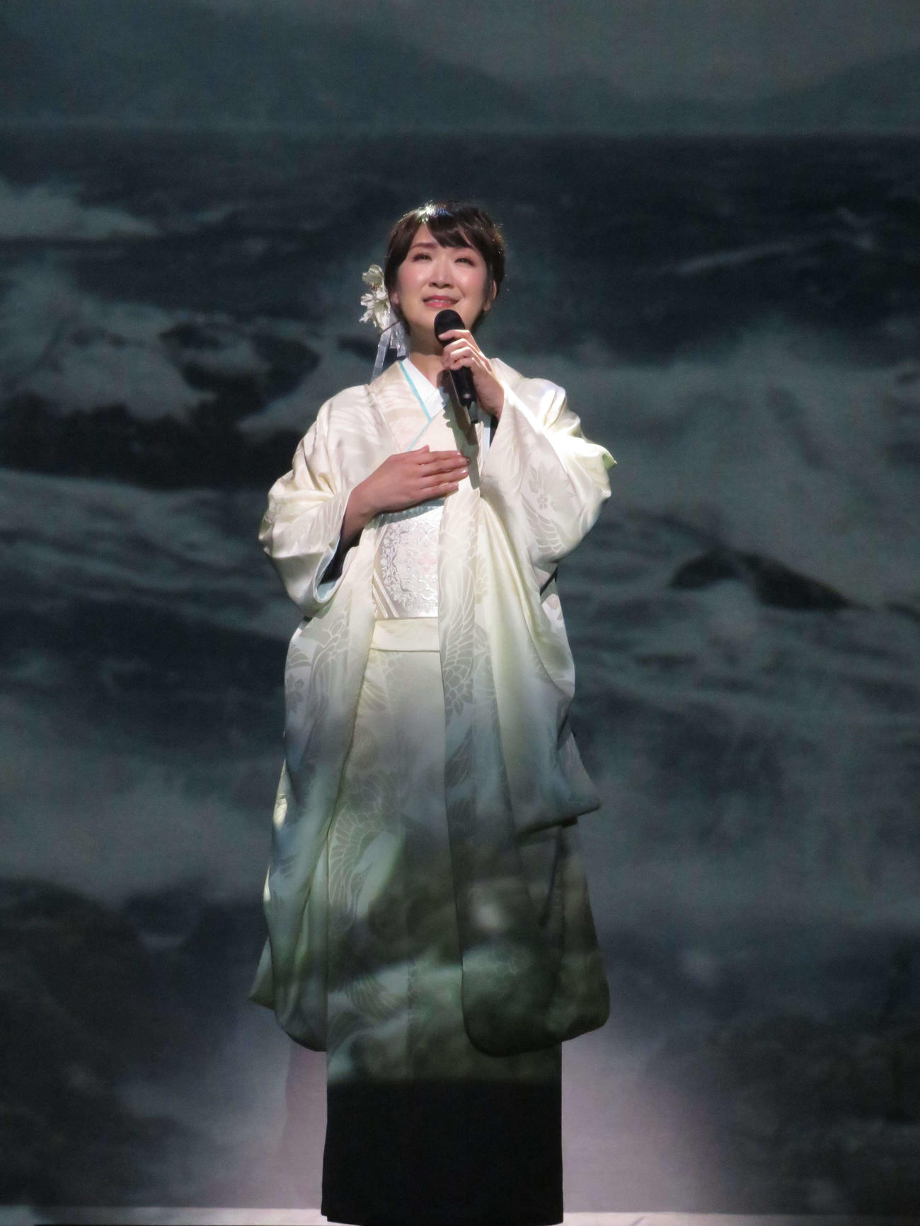 「市川由紀乃リサイタル2025『新章』」で「雪恋華」を歌う市川由紀乃（撮影・村上幸将）