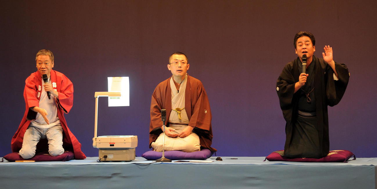 2010神宮花火スペシャル「落語祭り」　林家二楽さん（中央）は飛び入りゲストの高田文夫（左）立川談春とトークを行う＝日本青年館（2010年8月撮影）
