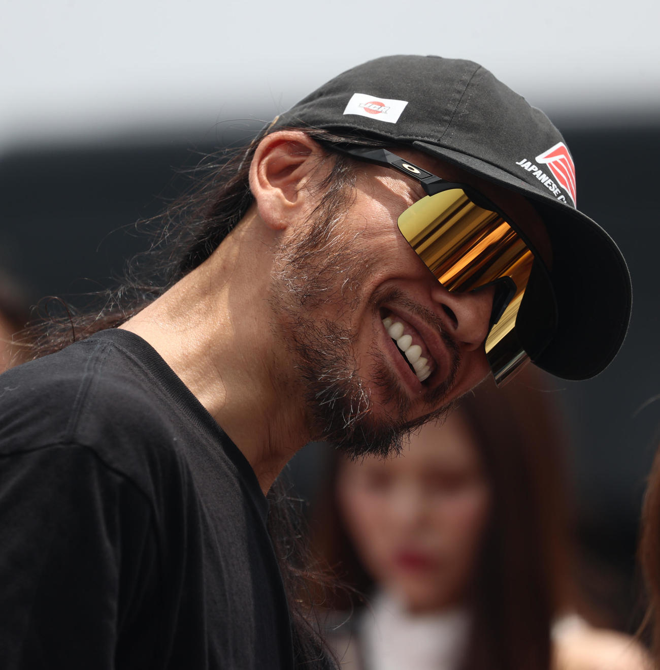 富士スピードウエイで行われたロードレースに出場した元TOKIOの長瀬智也は決勝を前に笑顔を見せる（2025年7月6日撮影）