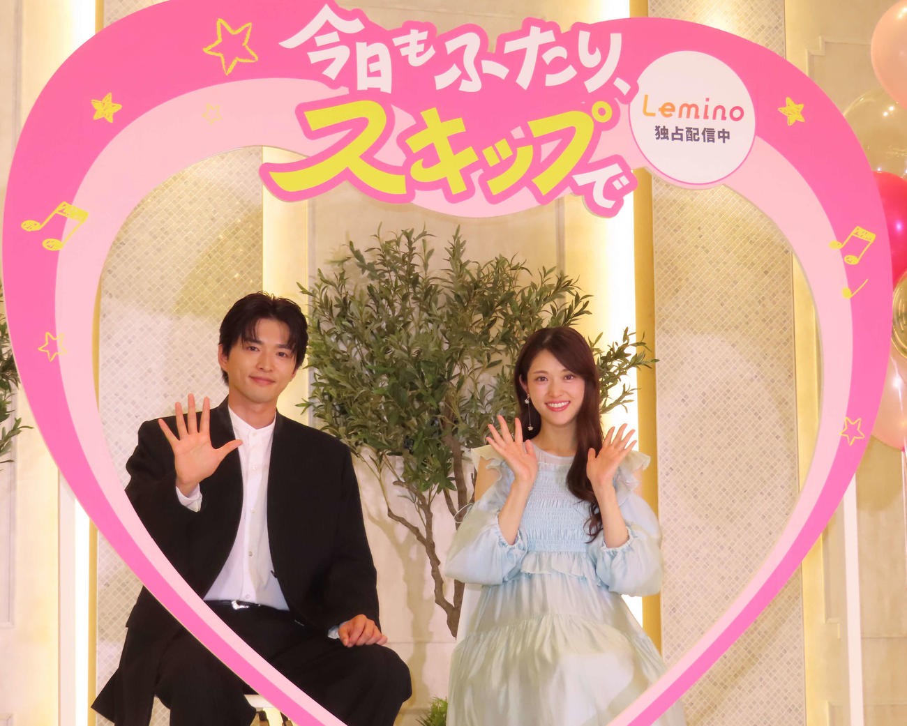Leminoオリジナルドラマ「今日もふたり、スキップで」の配信記念イベントに出席した白洲迅（左）、松村沙友理