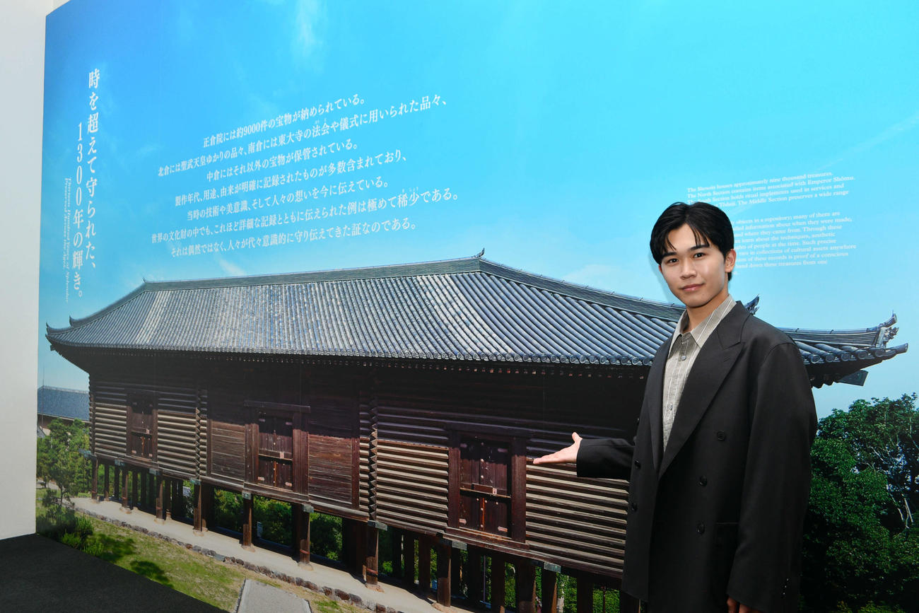 校倉（あぜくら）造の正倉院の前に立つ「正倉院　THE SHOWー感じる。いま、ここにある奇跡ー」のオフィシャルサポーター鈴木福