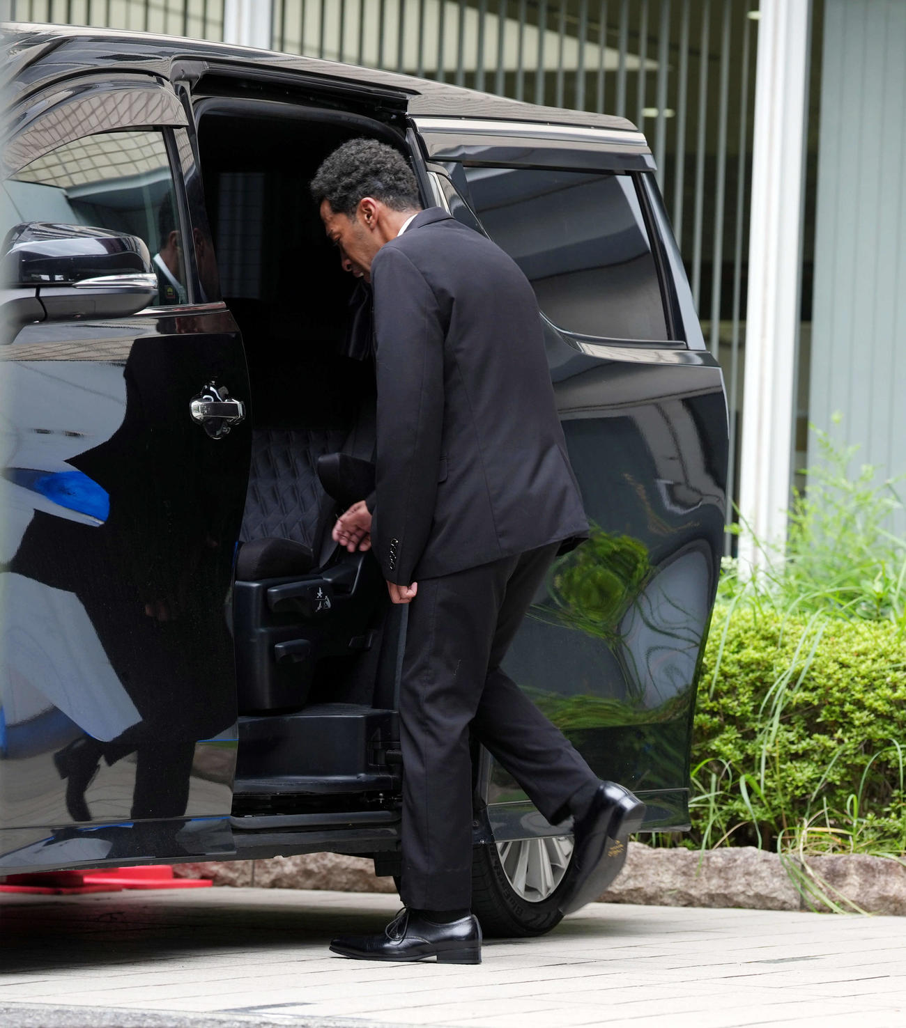 釈放され車両に乗るAえ！group草間リチャード敬太（撮影・小島史椰）