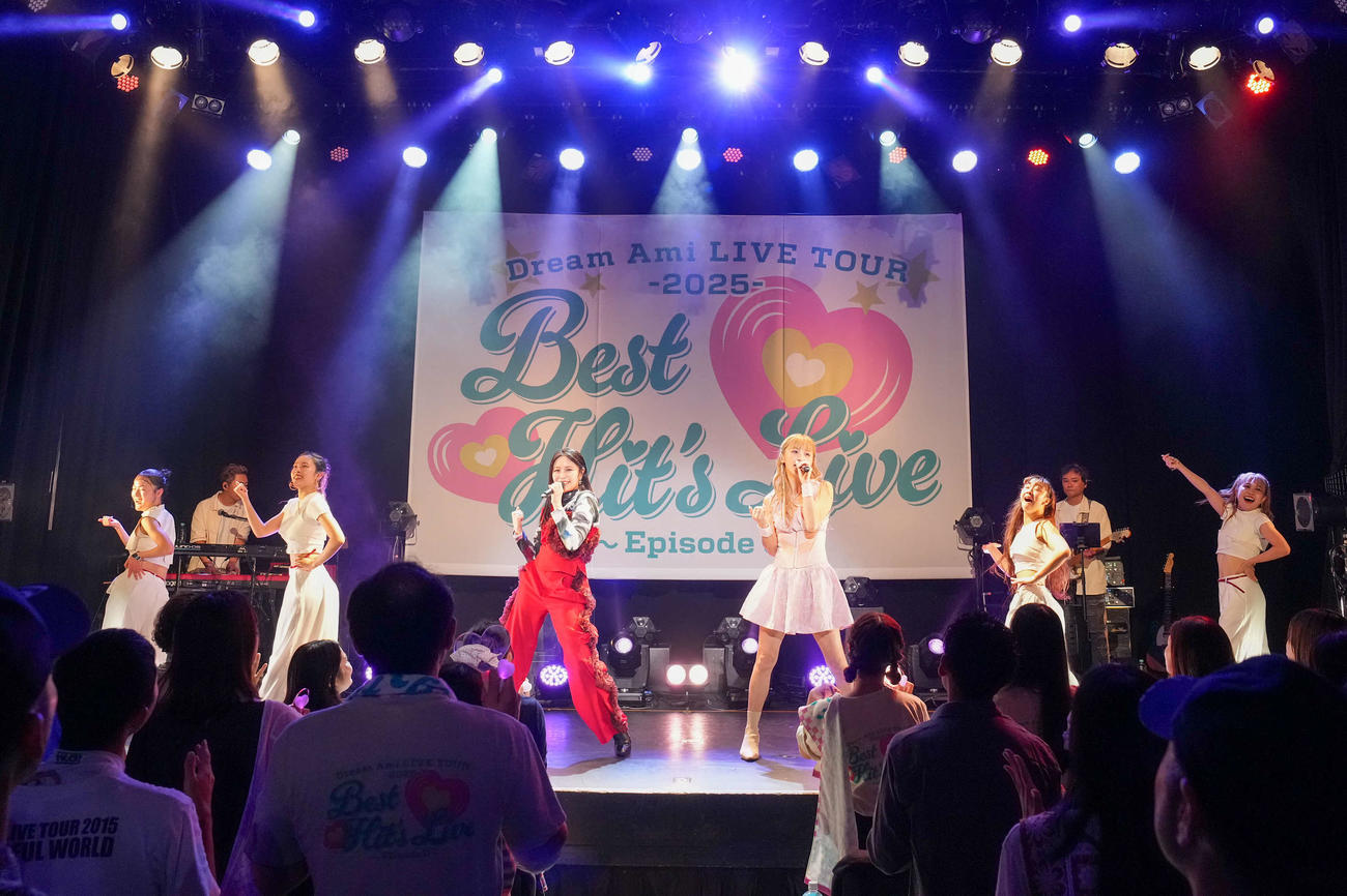 「Dream Ami LIVE TOUR 2025“Best Hit’s Live”～Episode 0～」でパフォーマンスする鷲尾伶菜（中央左）とDream Ami（中央右）