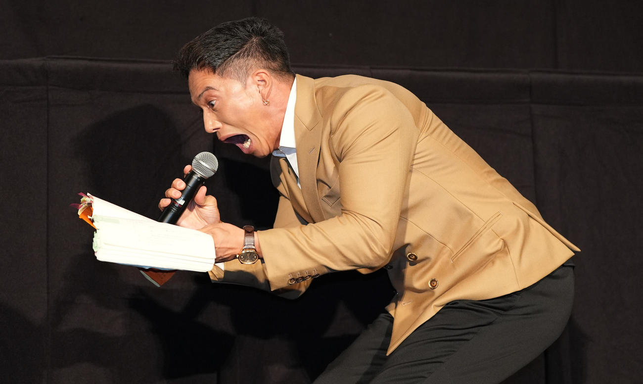 「おいしい給食　炎の修学旅行」完成披露舞台あいさつでセリフを読む市原隼人（2025年10月撮影）