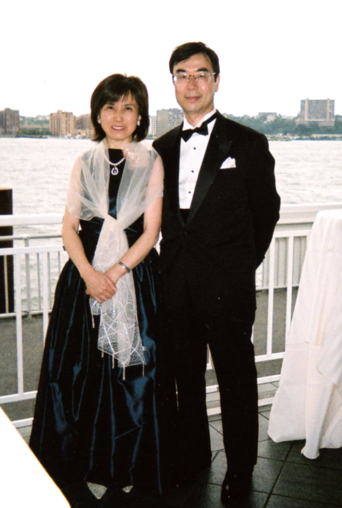 ウィリアム・コーリー賞の式典に出席する坂口志文夫妻＝2004年、米ニューヨーク（本人提供）
