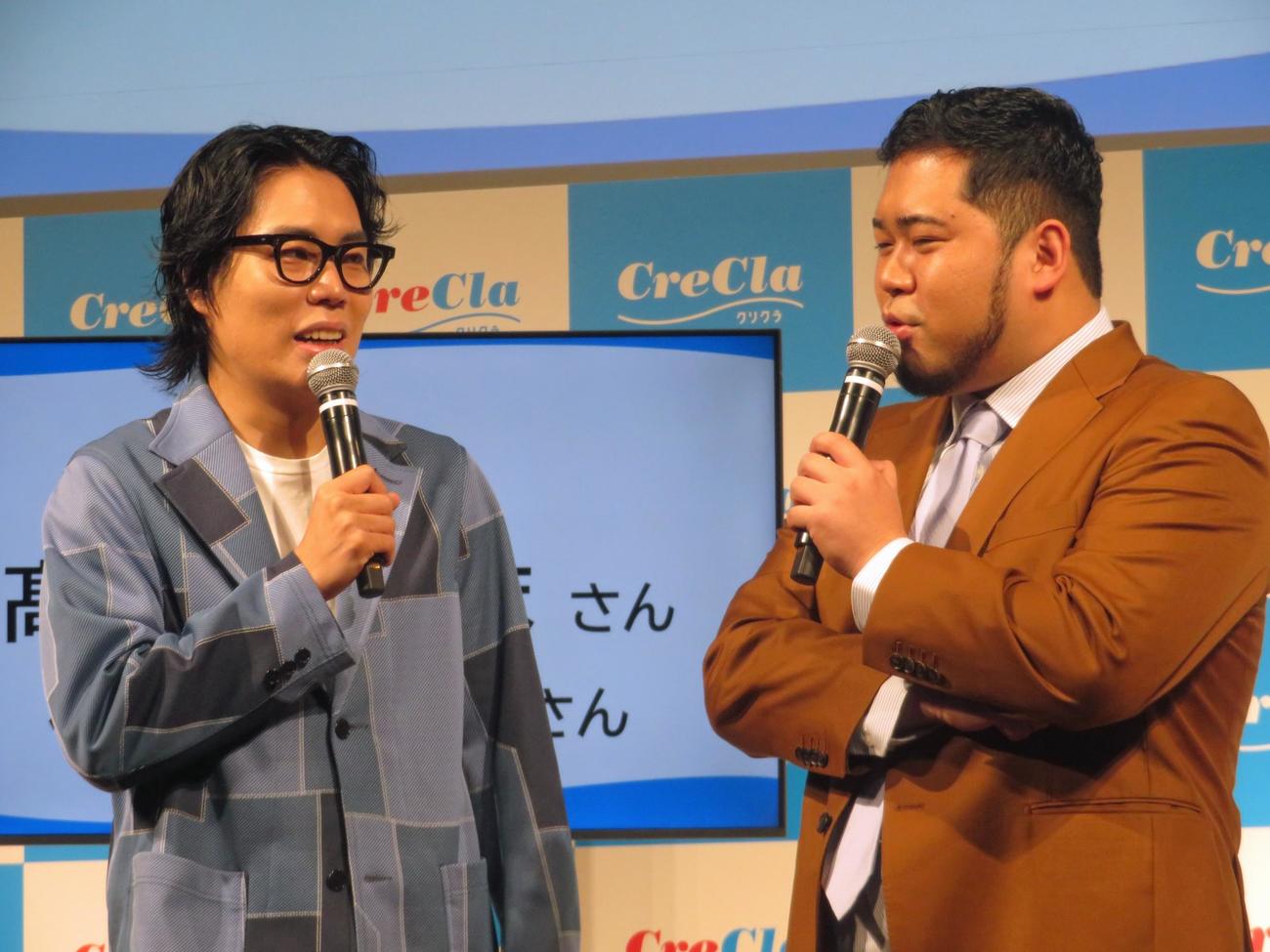 令和ロマン高比良くるま（左）と松井ケムリ（2025年7月）