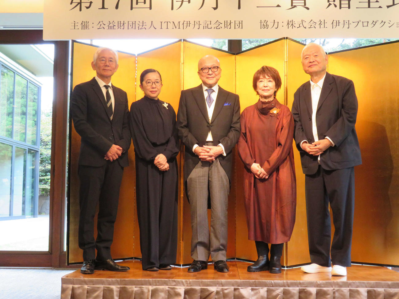 左から周防正行監督、酒井順子さん、山田五郎氏、宮本信子、南伸坊氏