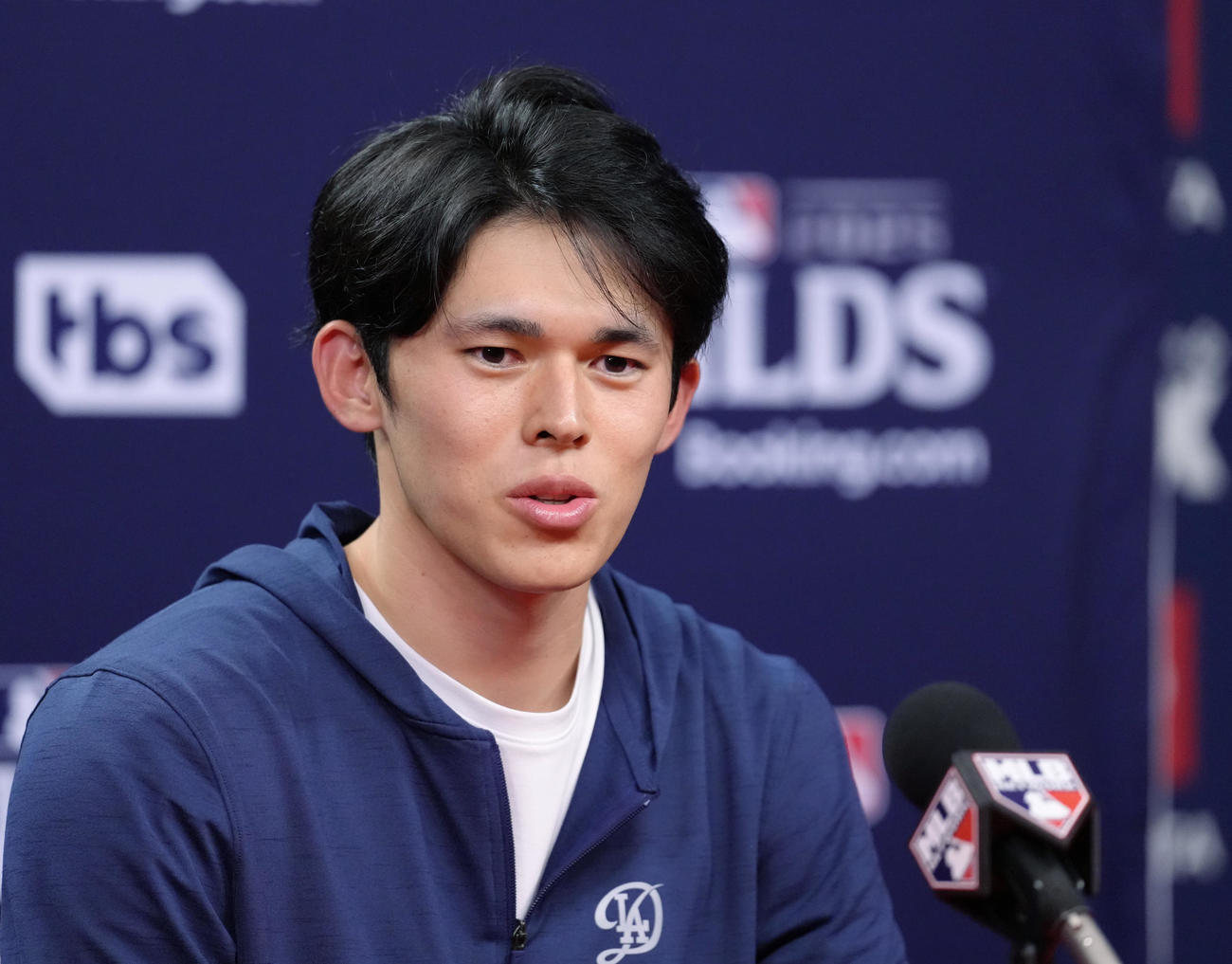 地区シリーズ・フィリーズ対ドジャース　試合後、記者の質問に笑顔で答えるドジャース佐々木（撮影・菅敏）