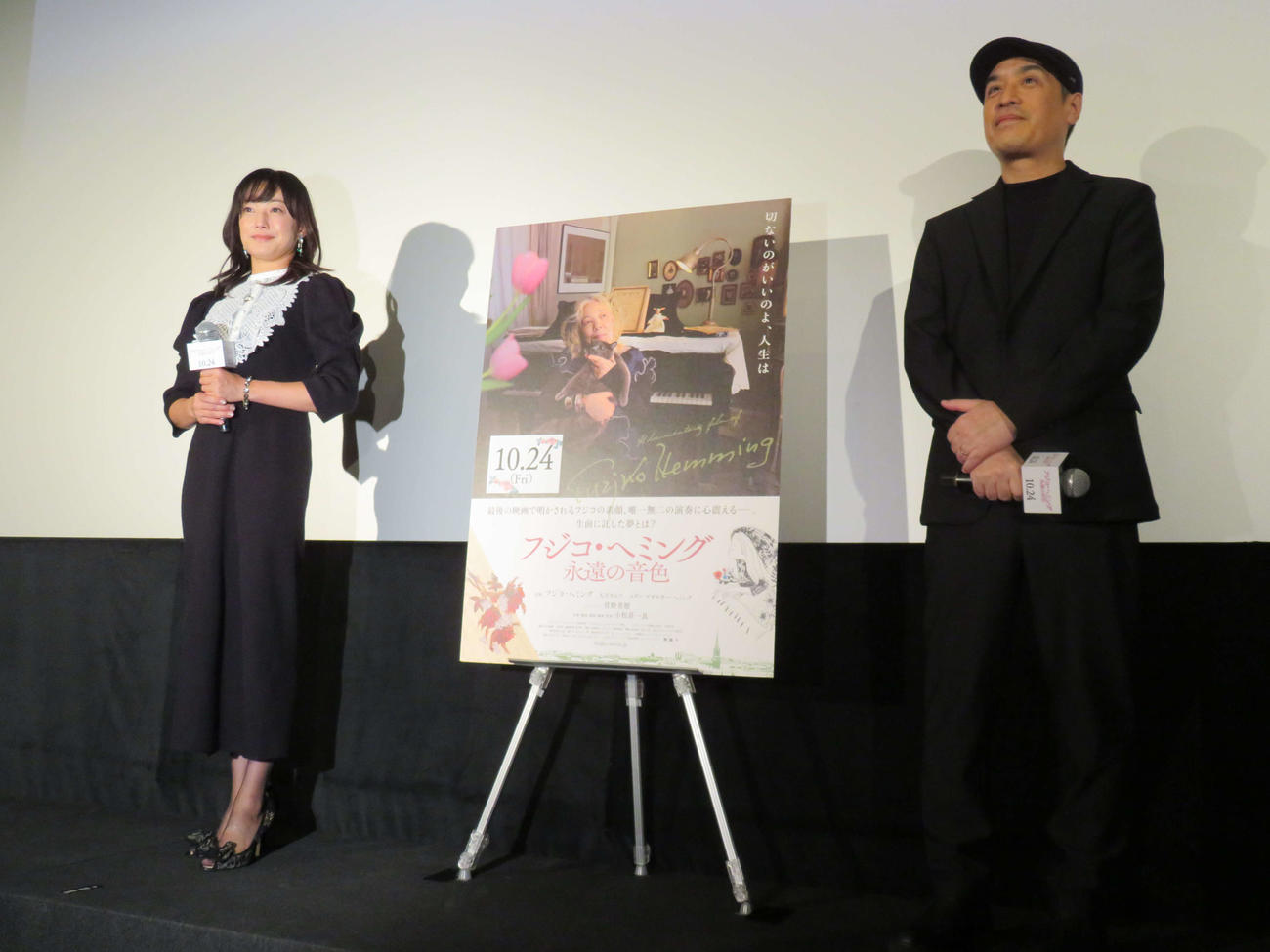 映画「フジコ・ヘミング　永遠の音色」舞台あいさつ付きプレミア上映会に登壇した菅野美穂と小松莊一良監督（撮影・村上幸将）
