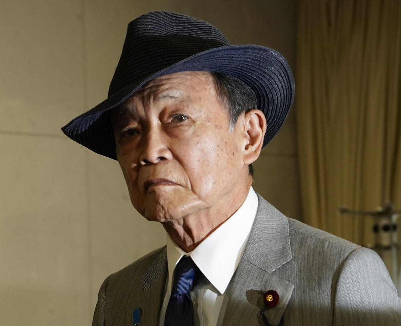 自民党本部に入る麻生元首相（共同）