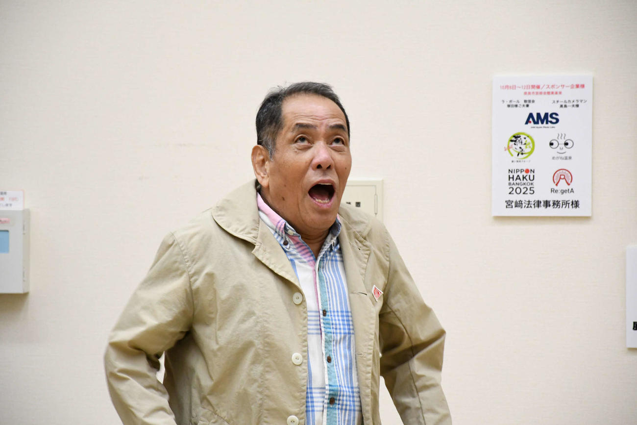 初の写真展を開催するぼんちきよしの祝いに駆けつけた師匠のぼんちおさむ（撮影・阪口孝志）