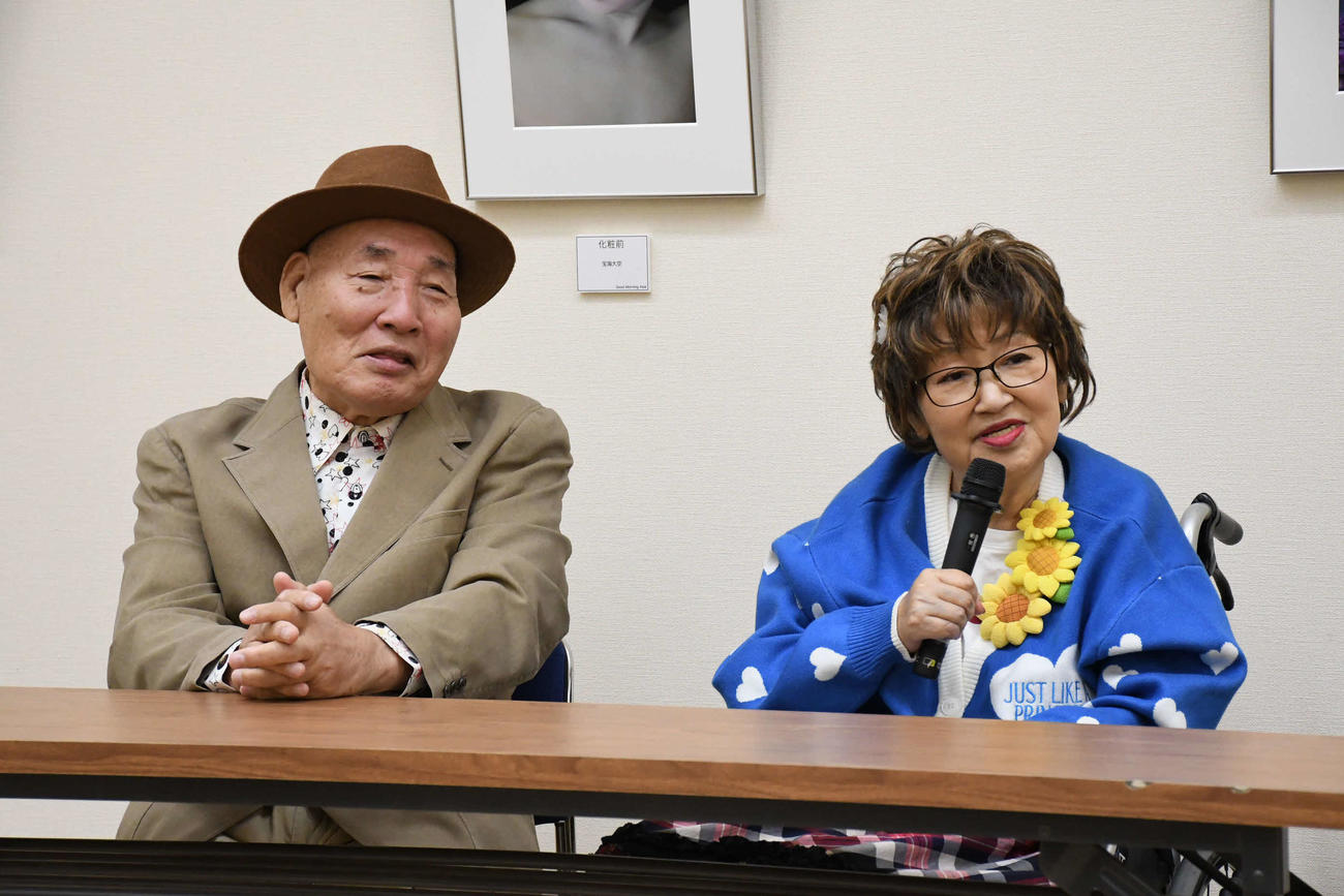 初の写真展を開催するぼんちきよしの祝いに駆けつけた宮川大助・花子（右）（撮影・阪口孝志）