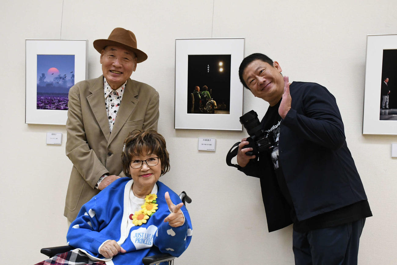 初の写真展を開催するぼんちきよし（右）の祝いに駆けつけた宮川大助・花子（中）（撮影・阪口孝志）