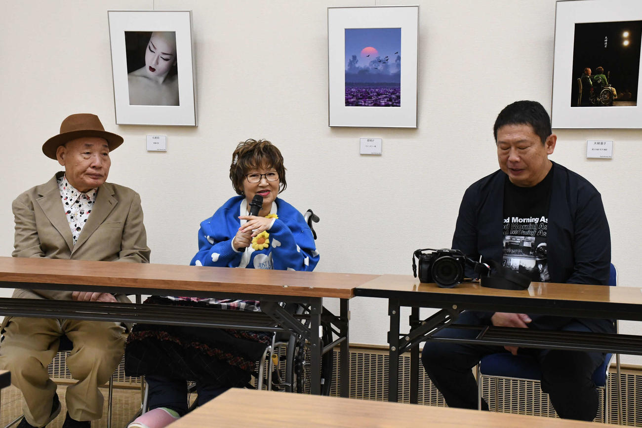 初の写真展を開催するぼんちきよし（右）と祝いに駆けつけた宮川大助・花子（中）（撮影・阪口孝志）