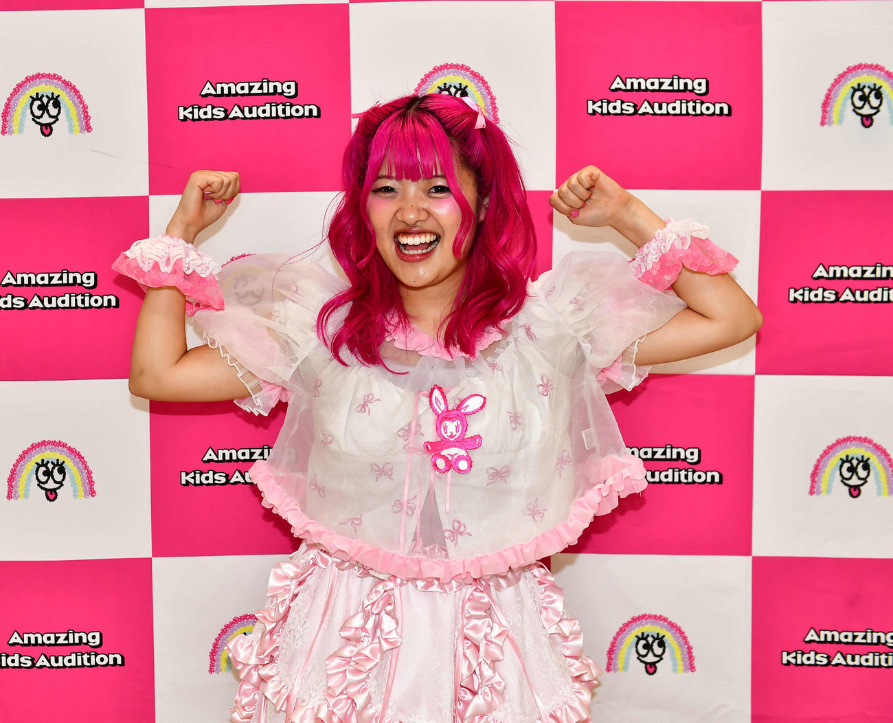 リクエストされてプロレス風ポーズを決める、あぃりDX（撮影・松尾幸之介）