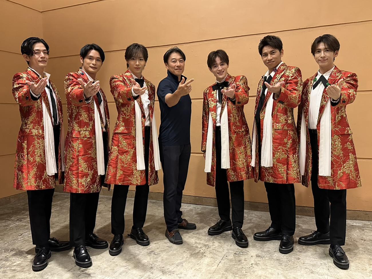 香港で初の海外ライブステージに立ったSHOW－WAと三浦潤大使（中央）