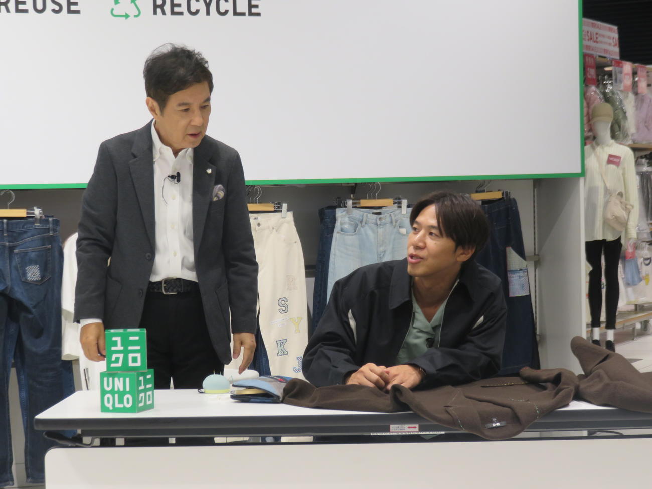 「RE.UNIQLO STUDIO　国際リペアデー記念イベント」に出席した関根勤（左）とコカドケンタロウ