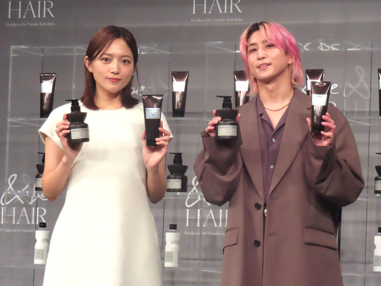 「＆be HAIR」新商品・新CM発表会に登壇した川口春奈（左）とSnow Man佐久間大介