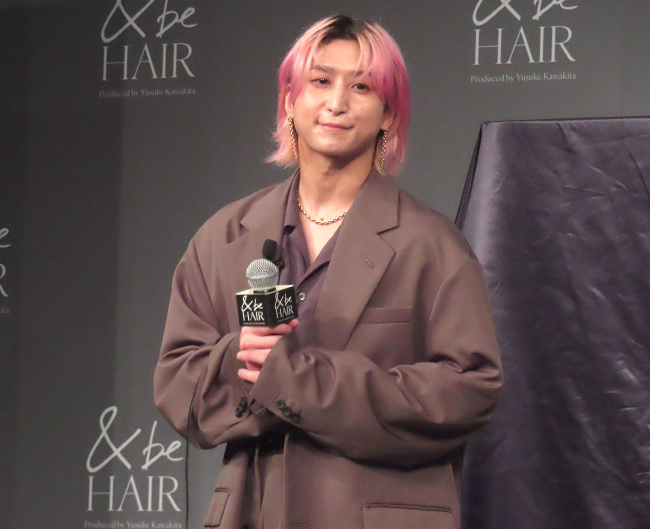 「＆be HAIR」新商品・新CM発表会に登壇したSnow Man佐久間大介