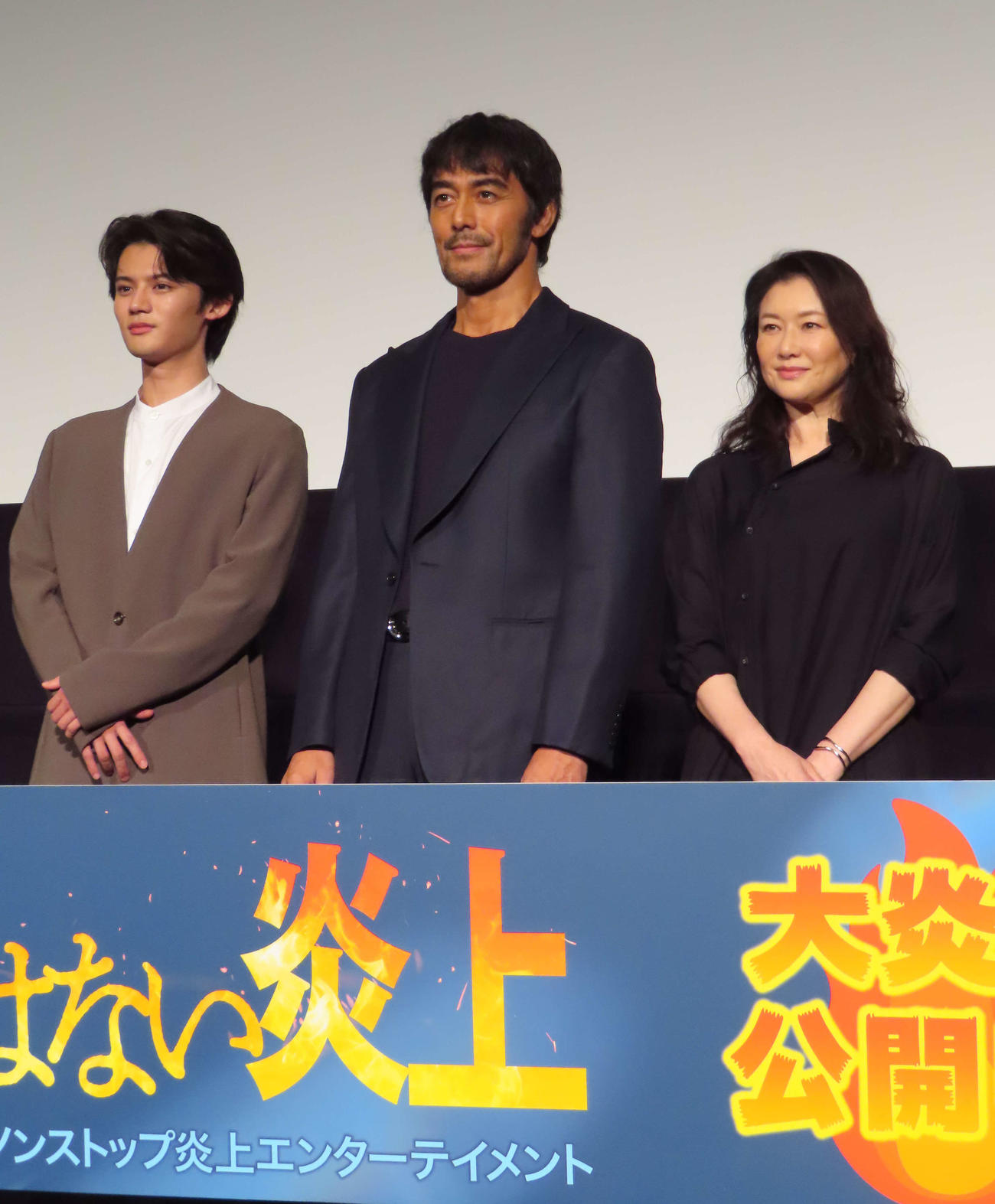 映画「俺ではない炎上」の舞台あいさつに出席した、左から藤原大祐、阿部寛、夏川結衣