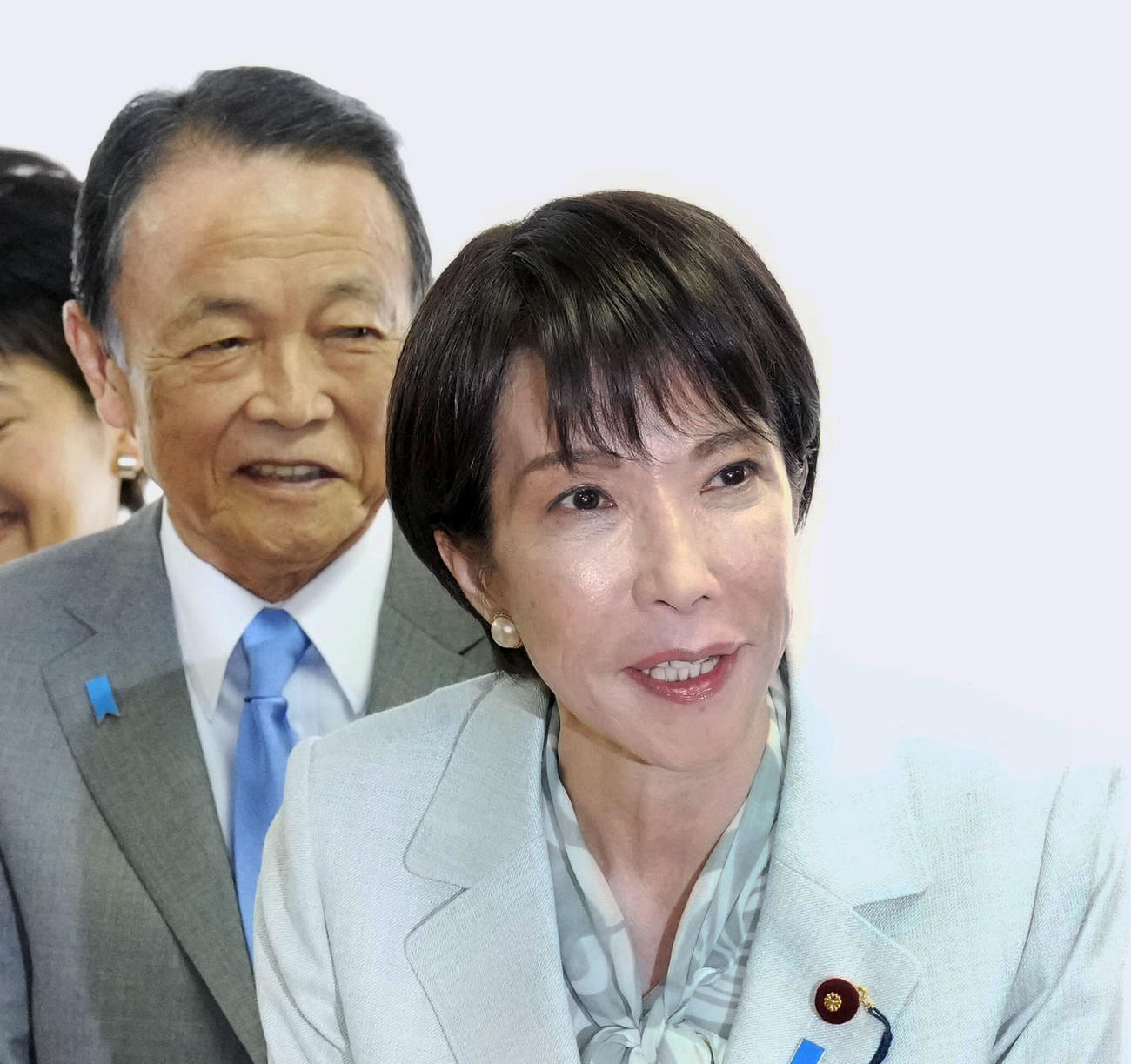 自民党の新執行部が発足し、党本部での写真撮影を終えた高市早苗総裁（手前）と麻生太郎副総裁＝7日午前、東京・永田町（共同）