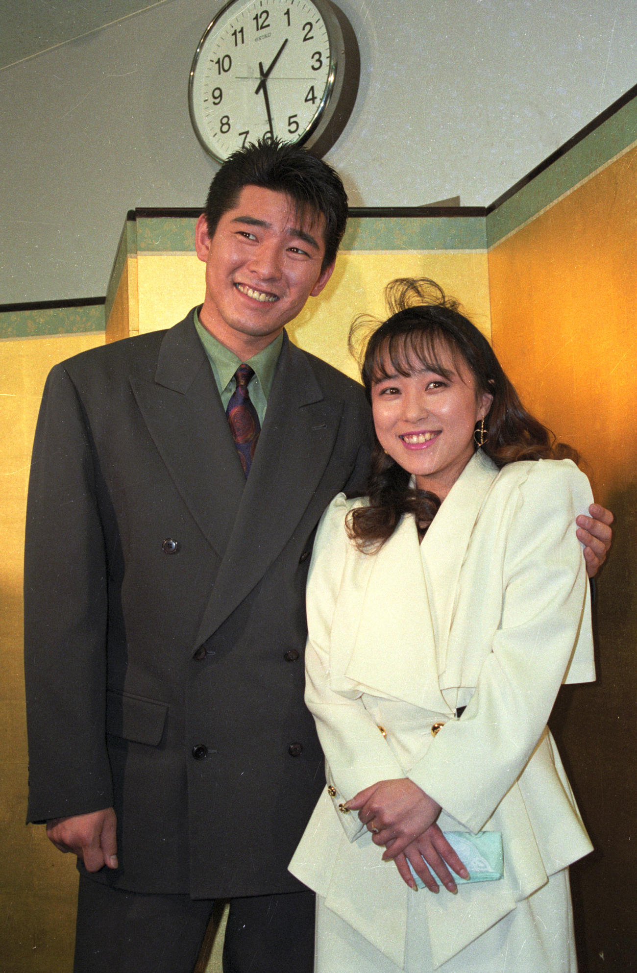 元シブがき隊のタレント布川敏和とタレントつちやかおりが婚約発表した。アイドル時代から9年間の交際を実らせて挙式が決まった二人は、表情も晴ればれ。（1991年3月撮影）