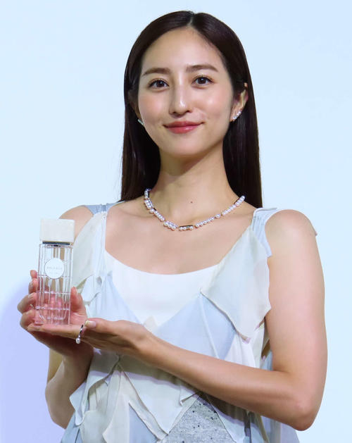 瀧本美織「母なる大地感じる」総額1500万円ジュエリーと高級