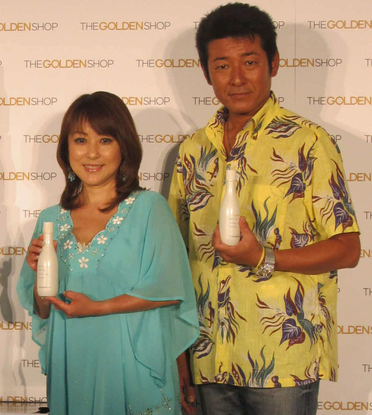 20年ぶりに芸能界復帰後、初めて報道陣の前に姿を現したつちやかおり。右は当時夫だった布川敏和（2012年6月撮影）