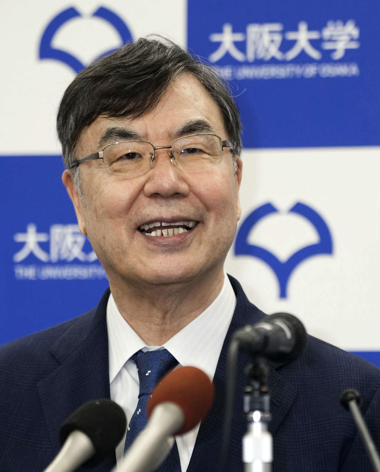 ノーベル生理学・医学賞の受賞が決まり、記者会見で笑顔を見せる大阪大の坂口志文特任教授＝6日（共同）