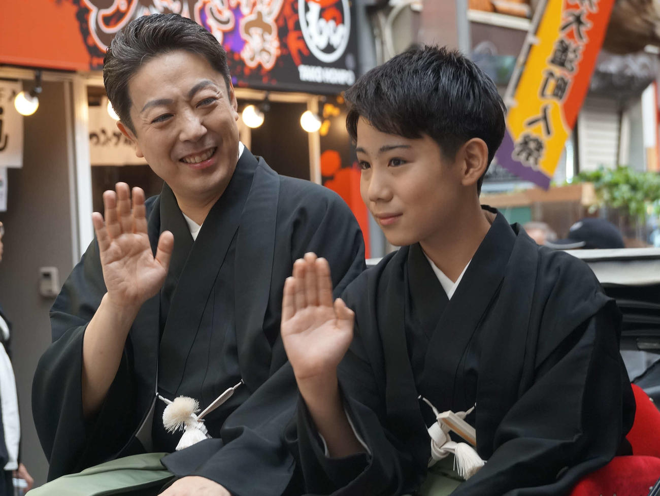 名古屋・大須商店街で、「吉例顔見世」に向けお練りを行った8代目尾上菊五郎（左）、6代目尾上菊之助