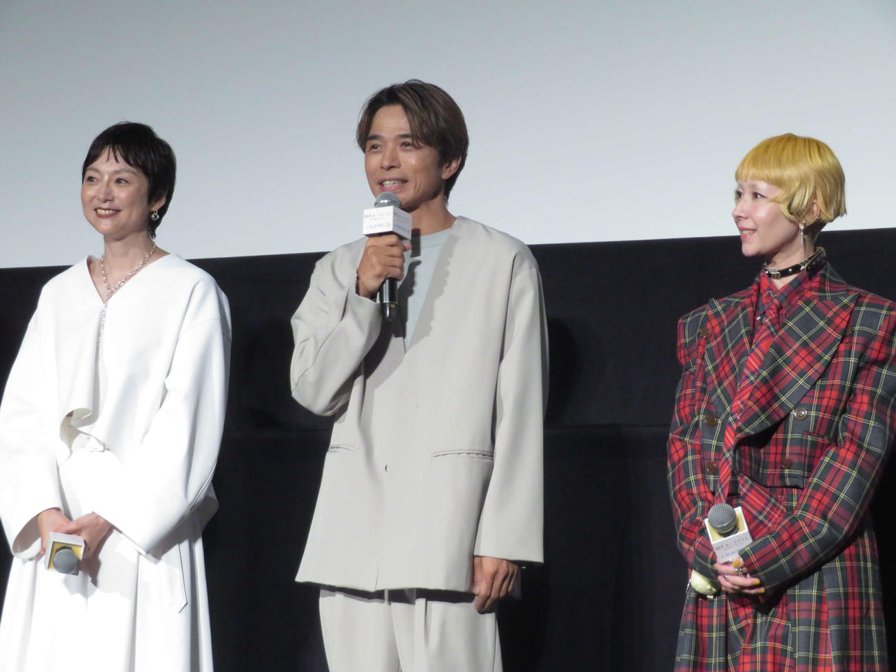 都内で「映画　すみっコぐらし　空の王国とふたりのコ」舞台あいさつ付きおひろめ試写会に出席した、左から本上まなみ、井ノ原快彦、木村カエラ