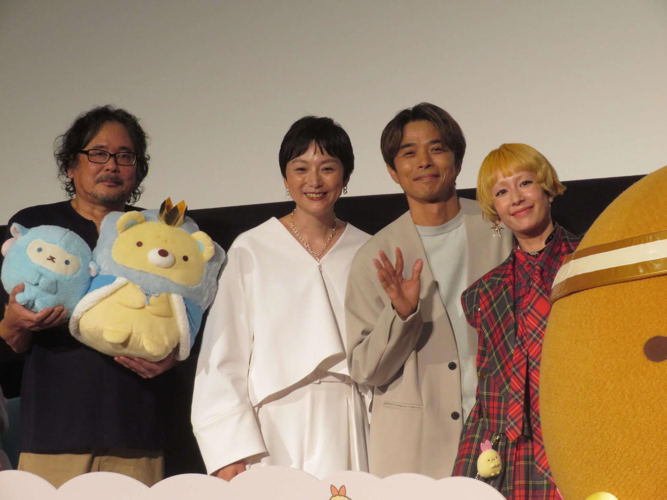 都内で「映画　すみっコぐらし　空の王国とふたりのコ」舞台あいさつ付きおひろめ試写会に出席した（左から）イワタナオミ監督、本上まなみ、井ノ原快彦、木村カエラ