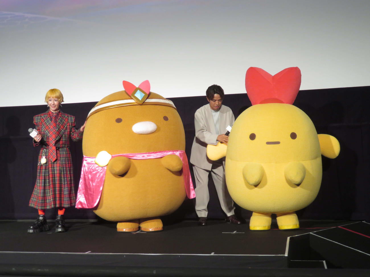 都内で「映画　すみっコぐらし　空の王国とふたりのコ」舞台あいさつ付きおひろめ試写会でキャラクターをエスコートする木村カエラと井ノ原快彦