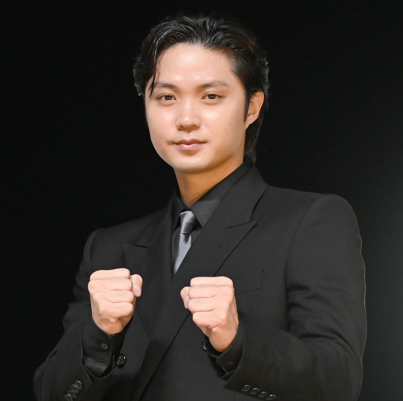 ミニトークショーでポーズをとる磯村勇斗（撮影・千葉一成）
