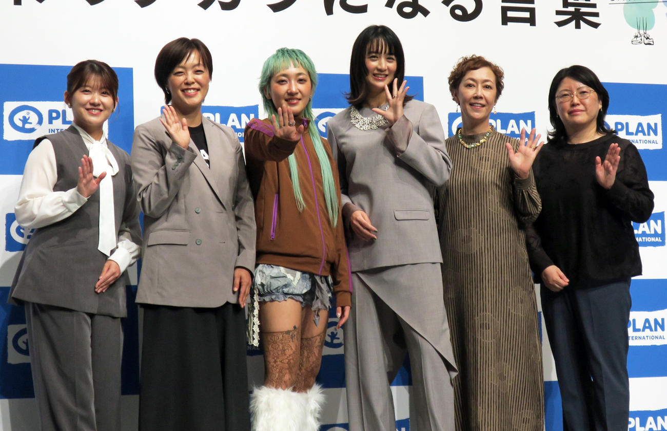 「PLAN GIRLS MOVEMENT2025」トークショーで。左から、フリーアナウンサー尾崎里紗、ユニクロのシェルバ英子さん、あっこゴリラ、山本美月、ラジオパーソナリティーのクリス智子、セイコーエプソンの根村絵美子さん