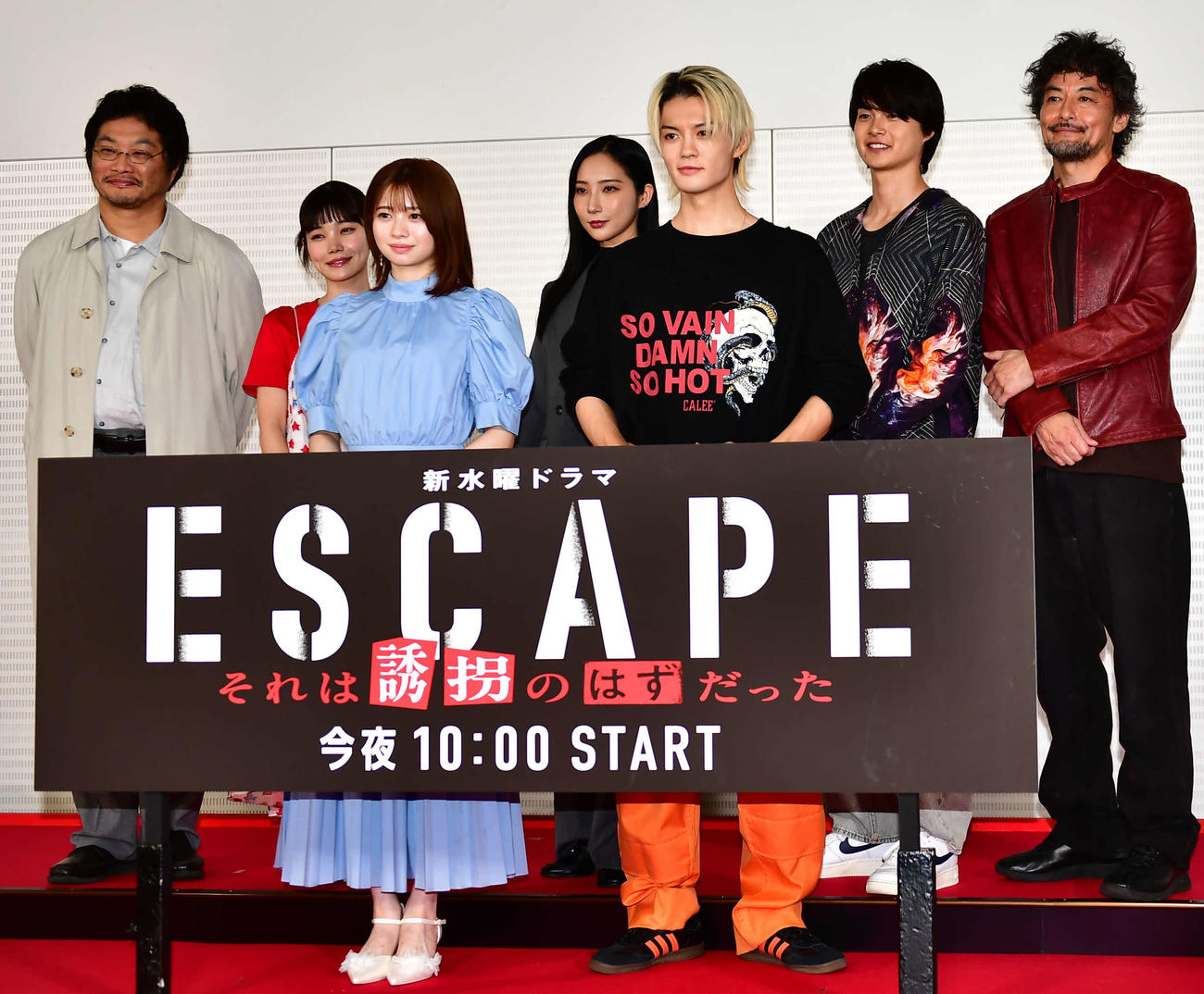 日本テレビ系連続ドラマ「ESCAPE　それは誘拐のはずだった」初回OA直前制作発表会見に出席した前列左から桜田ひより、佐野勇斗、後列左から松尾諭、加藤千尋、ファーストサマーウイカ、結木滉星、山口馬木也（撮影・松尾幸之介）