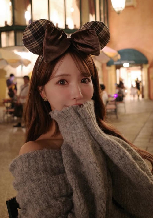 三上悠亜「あざとかわいい」肩出しニットミニワンピ＆ディズニー
