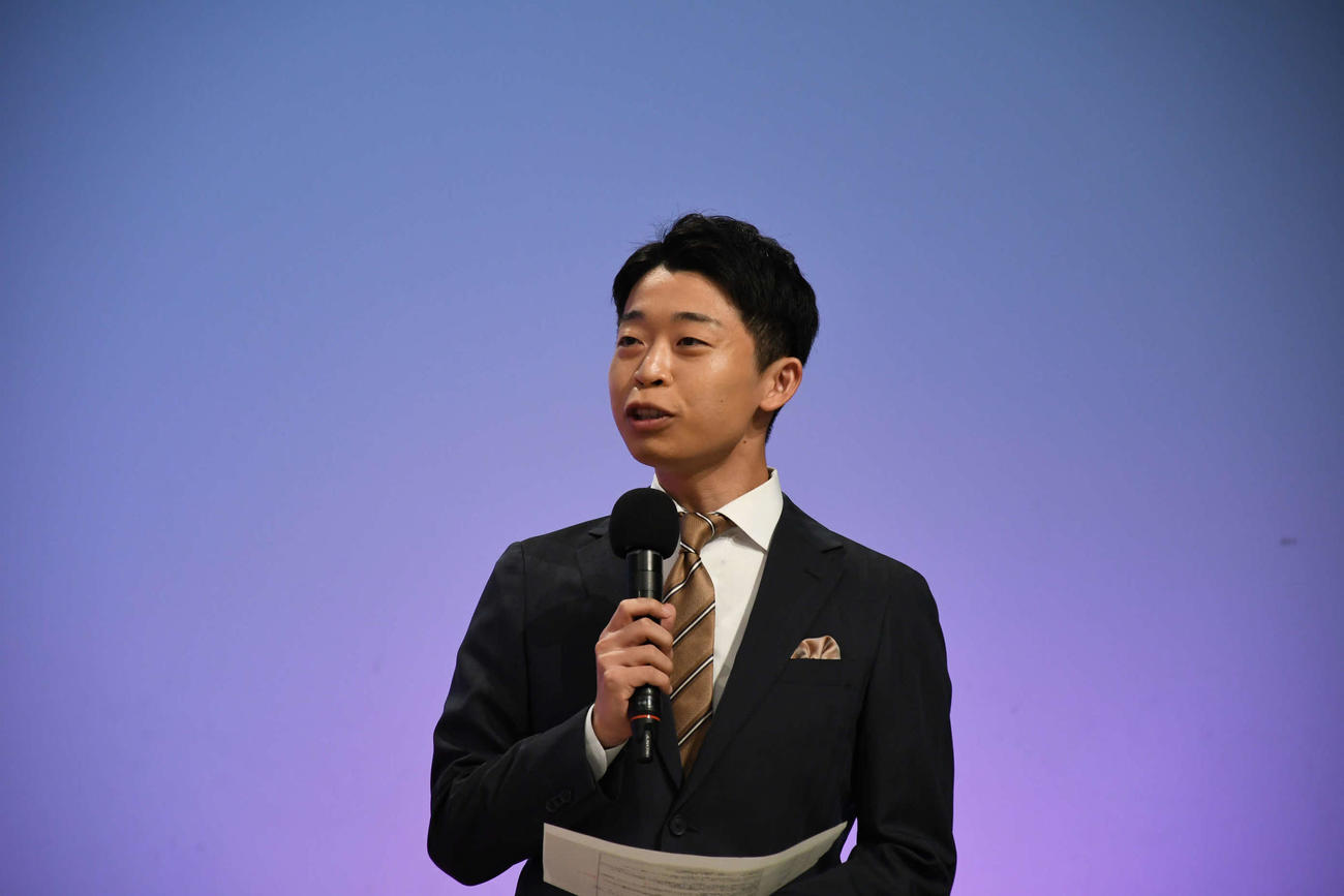 令和7年度NHK新人お笑い大賞の抽選会の司会を務めたNHKの倉沢宏希アナウンサー（撮影・阪口孝志）