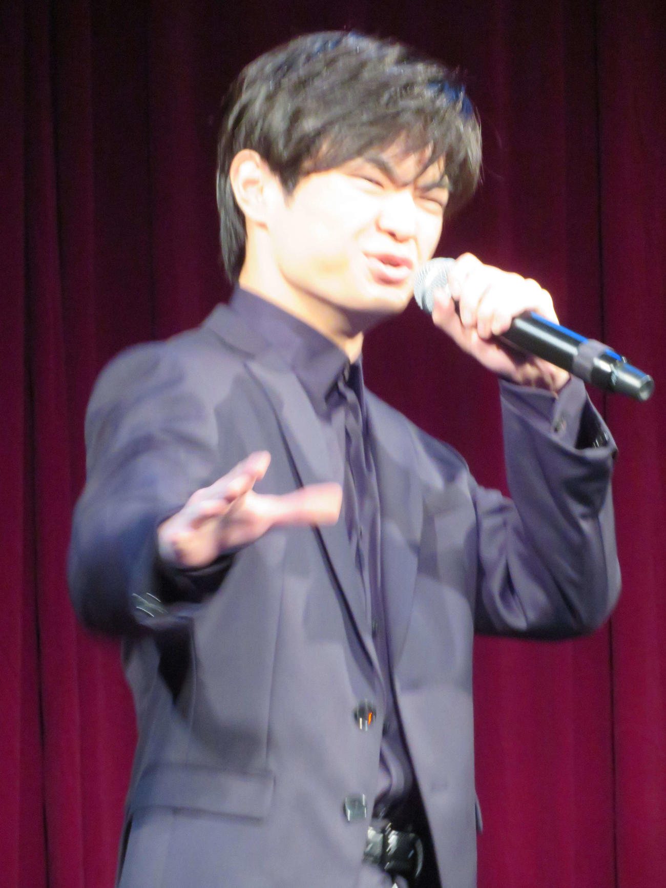 「デスノート　THE MUSICAL」製作発表で「デスノート」を歌唱する渡