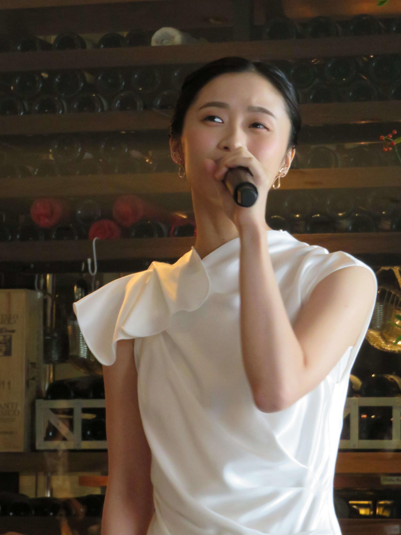 「PATISSERIE ANNIVEL」のイマーシブローンチパーティで歌唱披露する木下晴香
