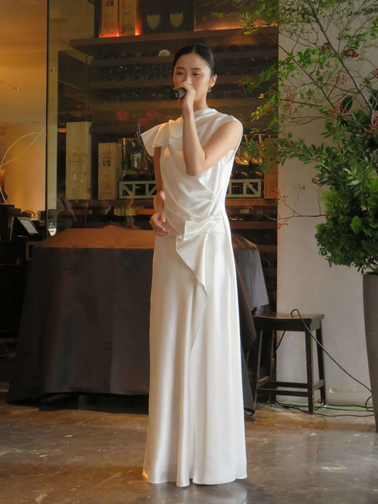 「PATISSERIE ANNIVEL」のイマーシブローンチパーティで歌唱披露する木下晴香