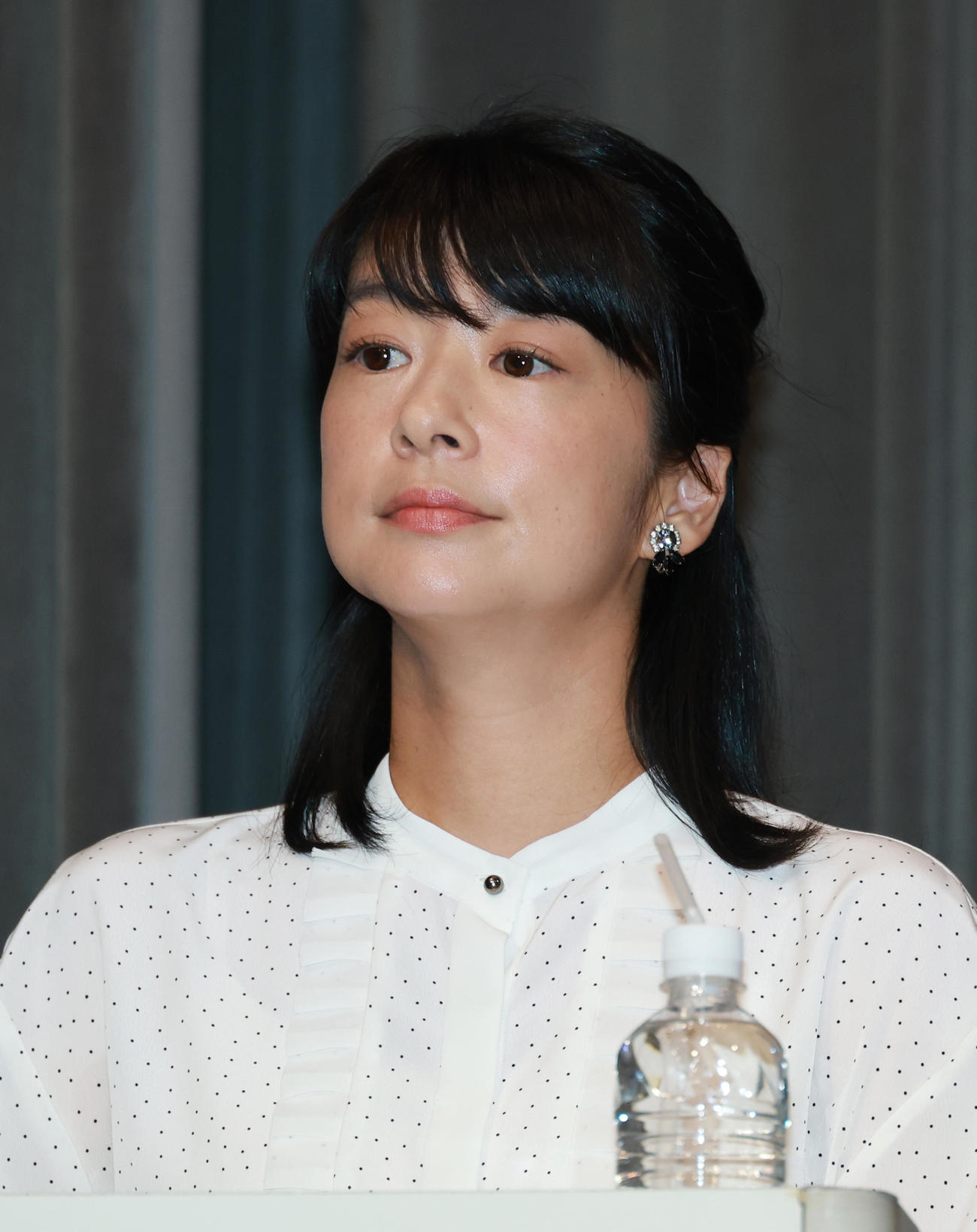 ドラマ「小さい頃は、神様がいて」完成披露舞台司会の生野陽子アナウンサー（撮影・中島郁夫）